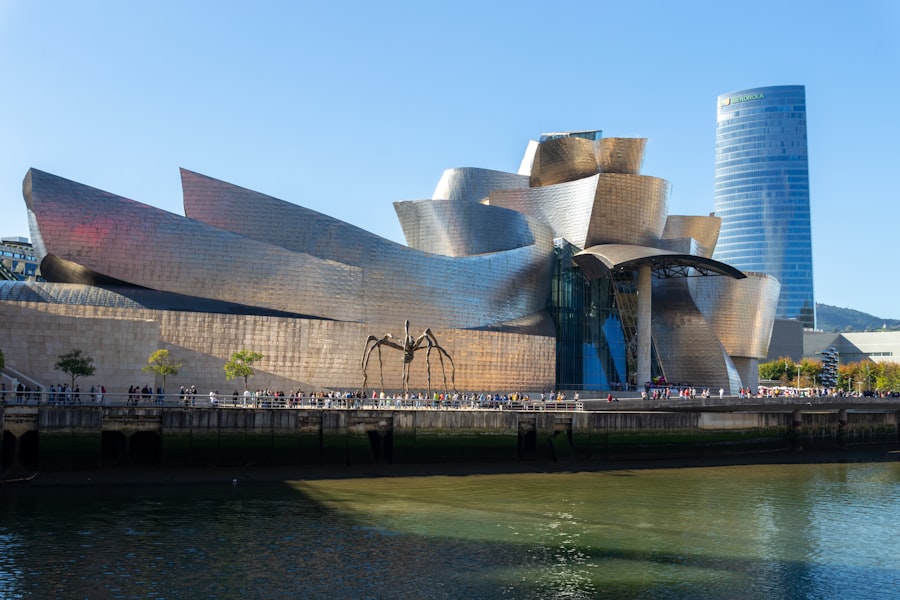 Museo Guggenheim junto a la ría de Bilbao