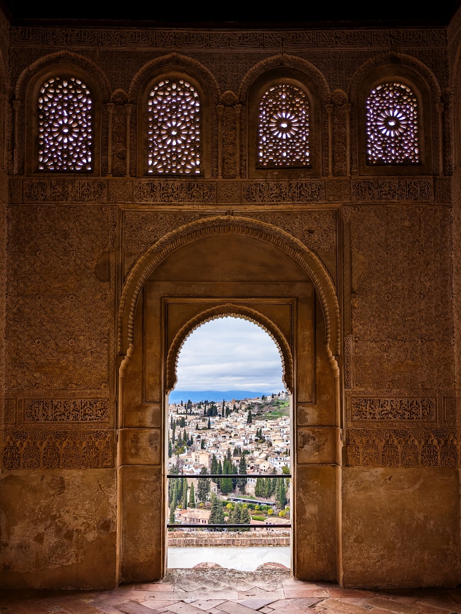 Un arco de la Alhambra enmarca Granada